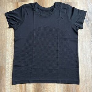 Lululemon Breeze By Short Sleeve in Black in size 8